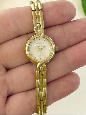 Vintage Timex Round Mother of Pearl Elegant Slim Gold Cocktail Bracelet Watch